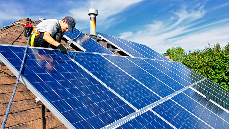 tecnico instalando paneles solares
